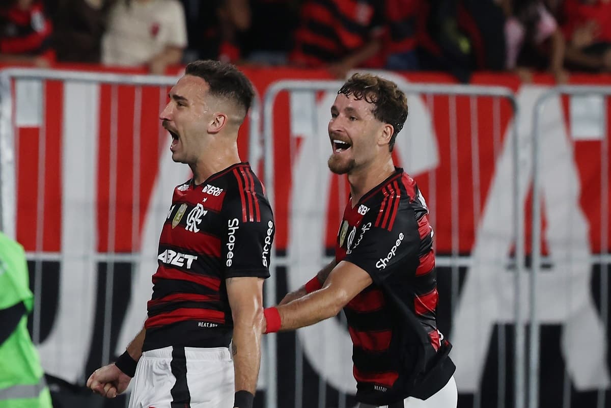 Léo Ortiz e Léo Pereira comemoram gol do Flamengo sobre o Atlético-MG