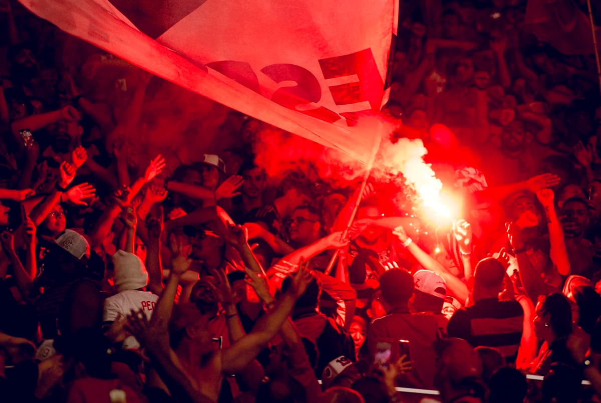 Torcida do Flamengo apoia o time contra o Fluminense