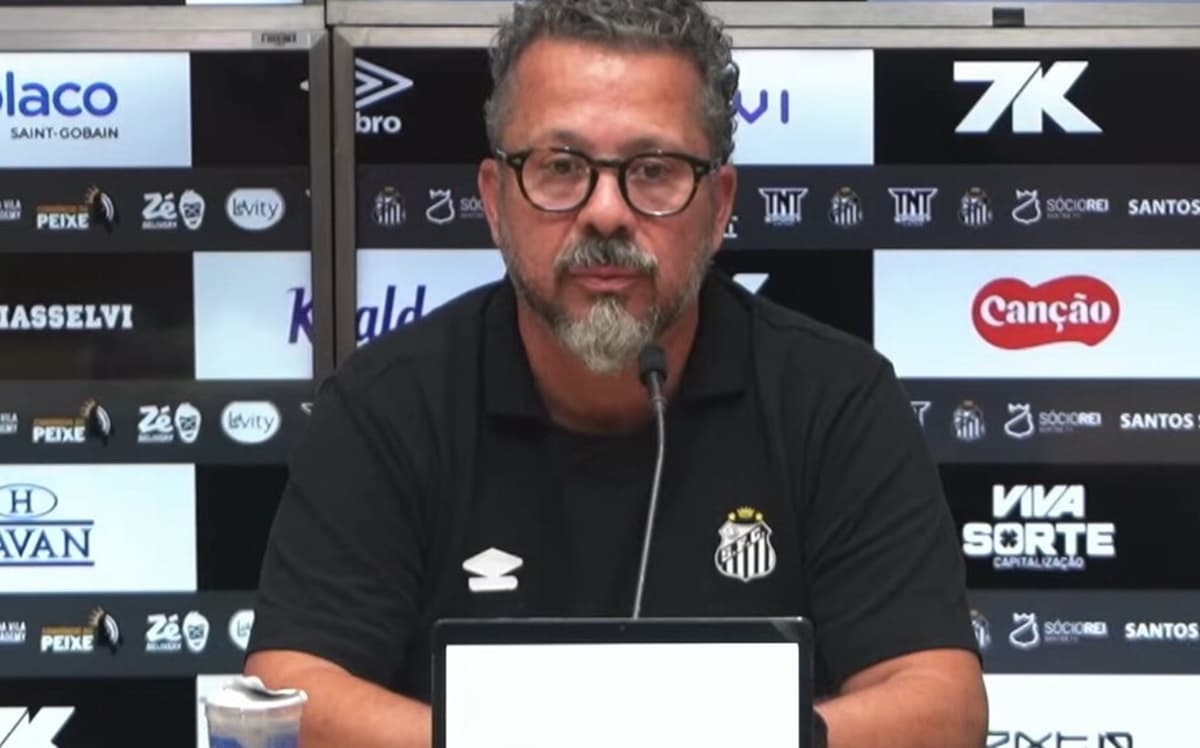 cléber xavier em coletiva após vitória do santos contra o flamengo