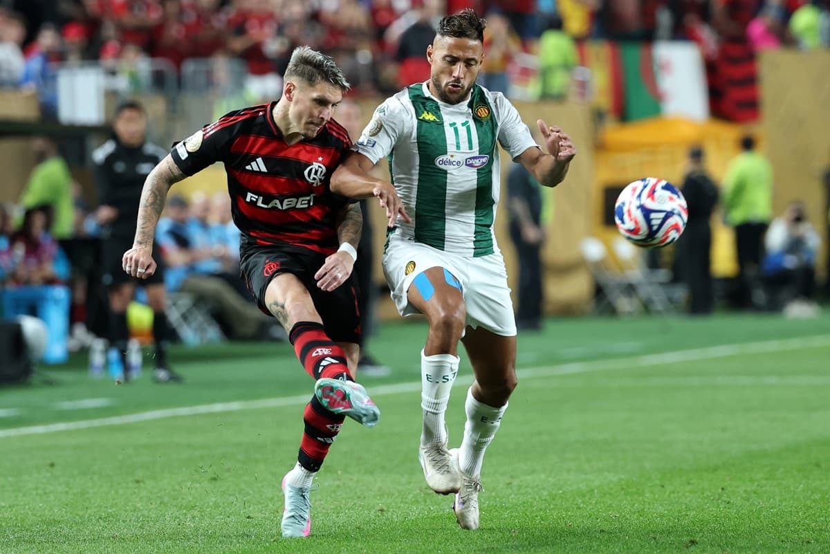 Varela e Belaili disputam a bola em Flamengo x Espérance