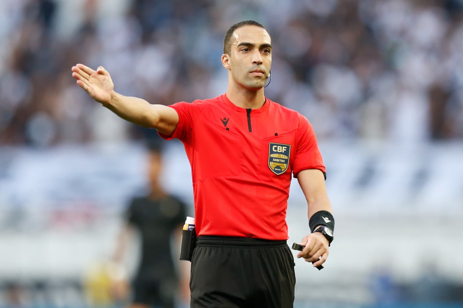 Com olhar sério para frente, Davi Lacerda estende o braço direito para assinalar uma falta; Árbitro foi escalado para Red Bull Bragantino x Flamengo