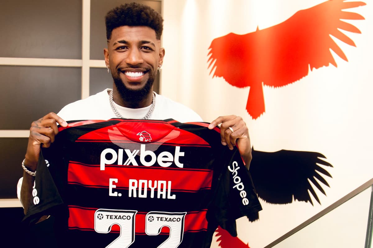 Emerson Royal segura camisa do Flamengo em apresentação no Ninho