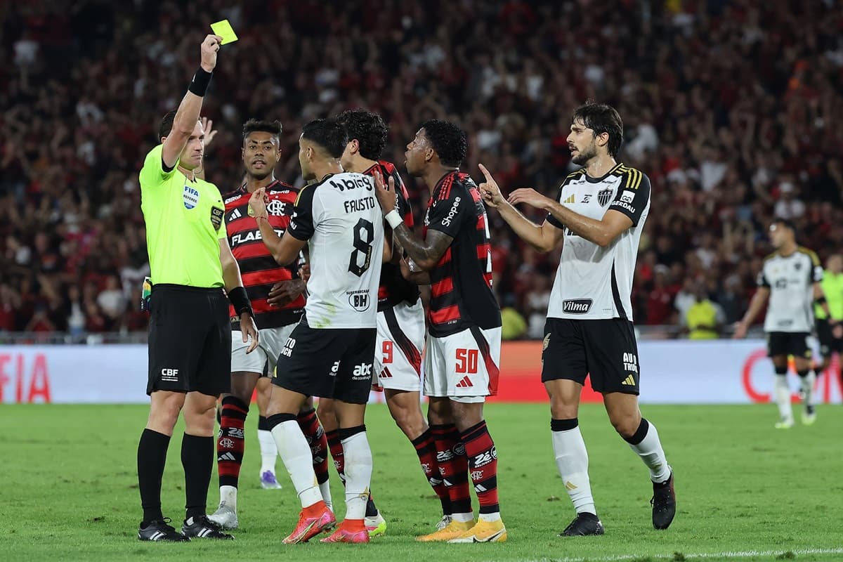 Ramon Abatti Abel pune Fausto Vera com o cartão amarelo