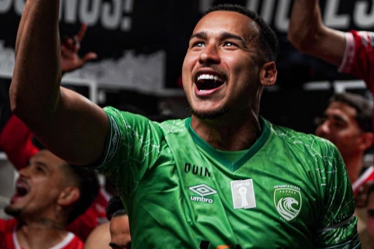 Gabriel Batista celebra no vestiário junto aos companheiros de Santa Clara