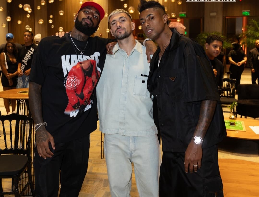 Gerson na despedida com Arrascaeta e Bruno Henrique