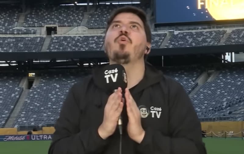 Luis Felipe Freitas fazendo um gesto indicando Pedro pedindo desculpas por mau comportamento