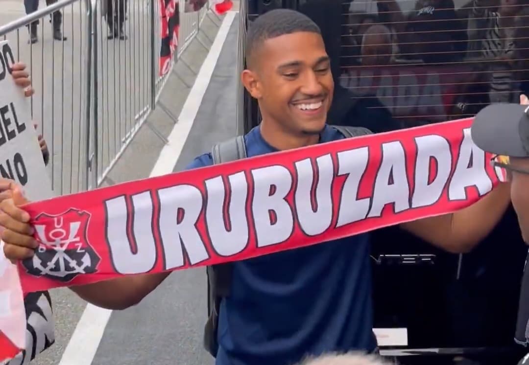 Samuel Lino com faixa da Urubuzada, do Flamengo
