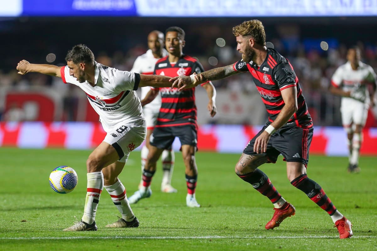 Léo Pereira marca Calleri em jogo entre Flamengo e São Paulo