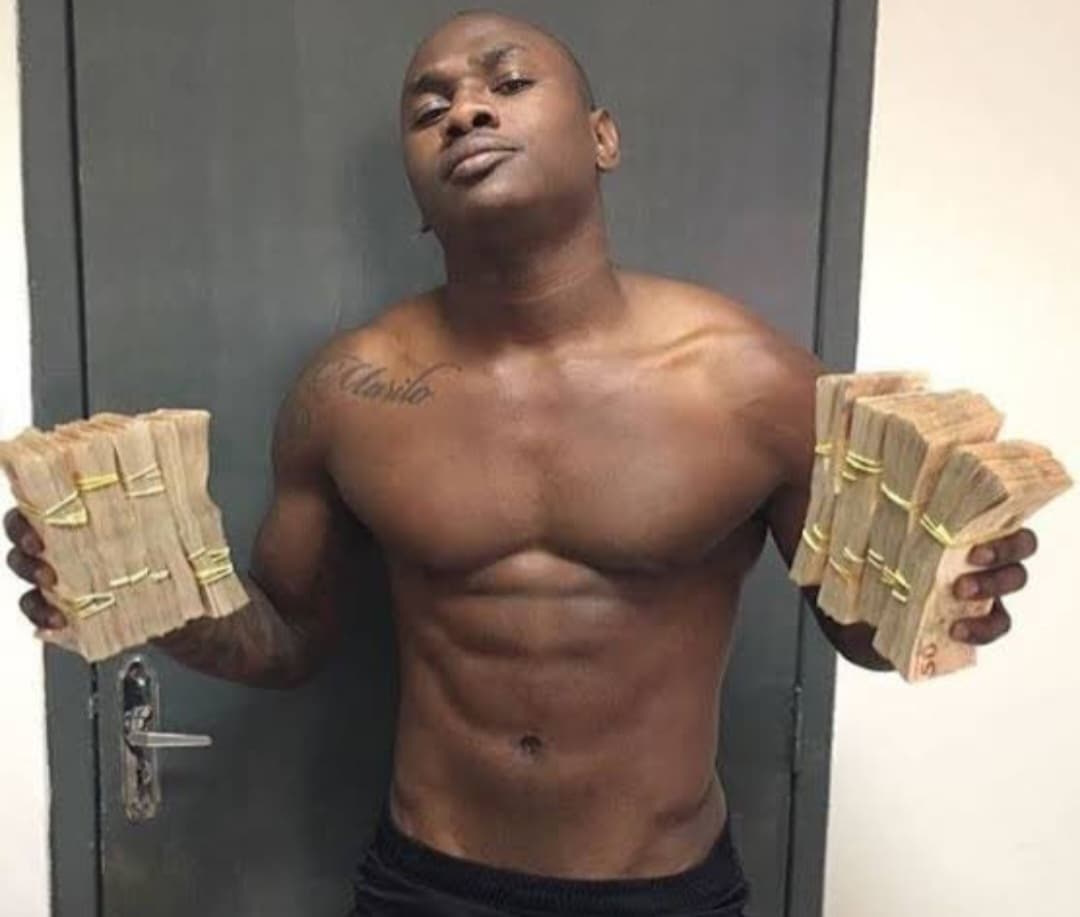 Sassá em foto polêmica com dinheiro após clássico