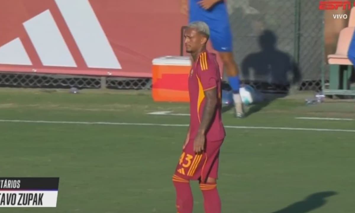 wesley em campo pela roma da itália