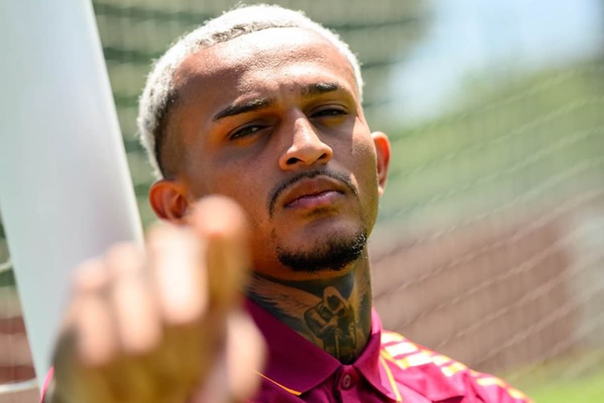 Wesley posa para foto em apresentação na Roma