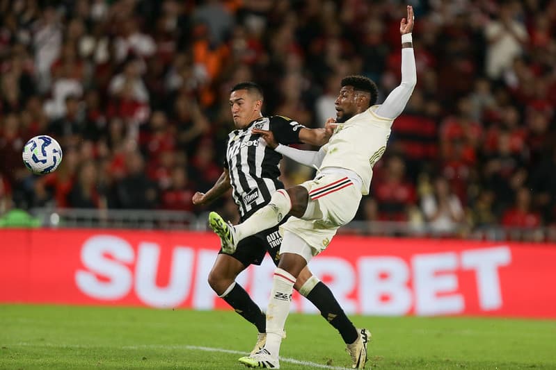 Emerson Royal e Cuello em dividida durante Flamengo x Atlético-MG
