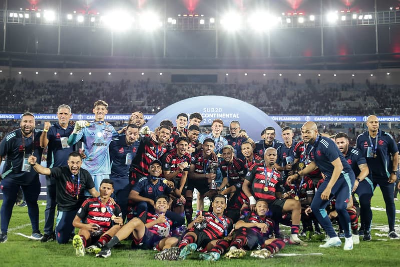 Time Sub-20 do Flamengo posando para fotos com a taça do Mundial, conquistado sobre o Barcelona, no Maracanã