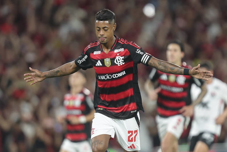 Bruno Henrique corre de braços abertos para comemorar gol pelo Flamengo contra o Vitória