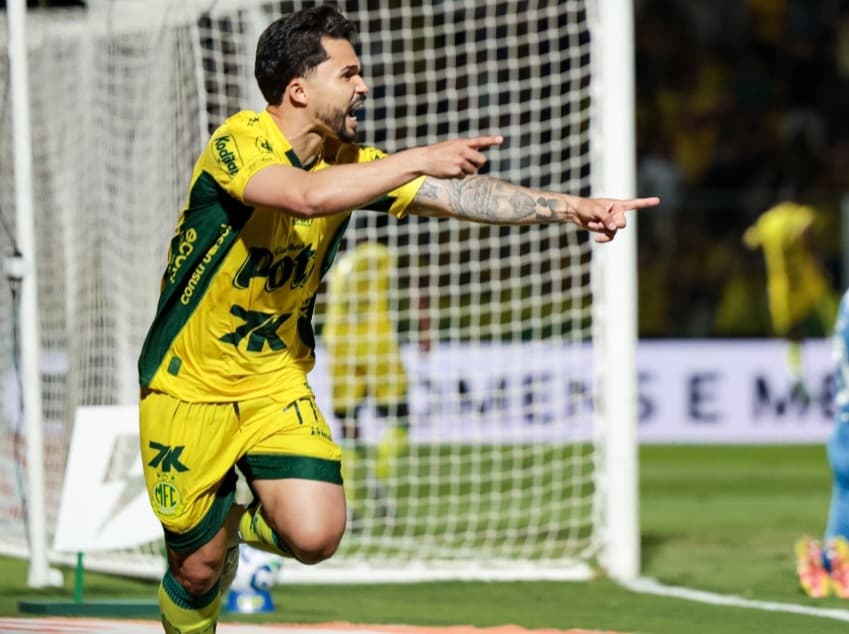 Alesson comemora gol pelo Mirassol