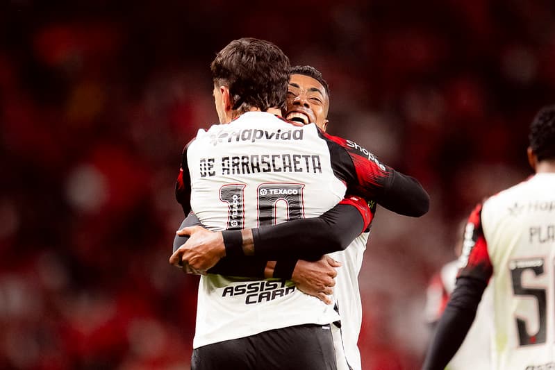 Arrascaeta e Bruno Henrique abraçados