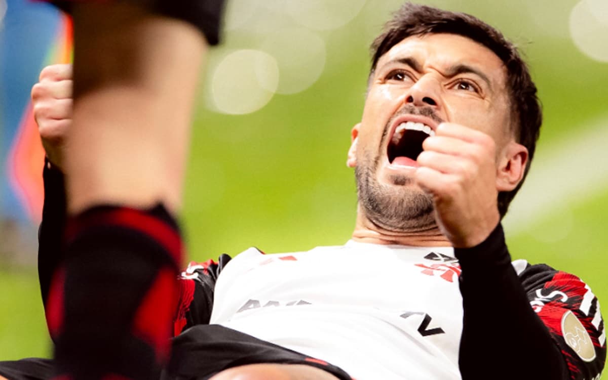 arrascaeta vibra com gol do flamengo contra o internacional