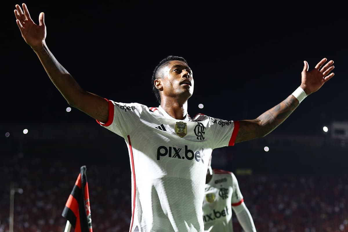 Bruno Henrique inicia reverência à torcida do Flamengo após gol que decretou o triunfo sobre o Vitória, no Brasileirão 2025