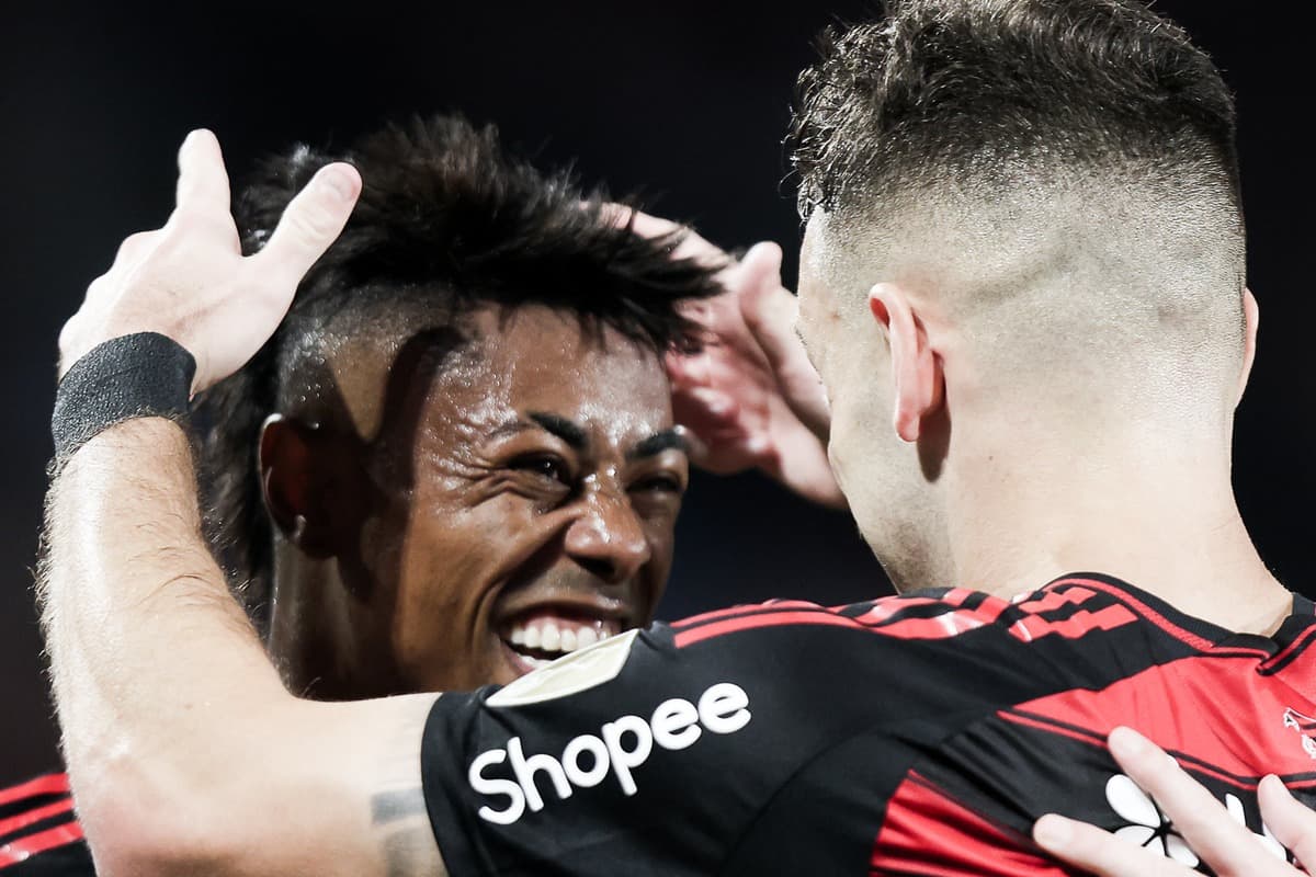 Bruno Henrique sorridente recebe coroa de Leo Ortiz em Flamengo 1x0 Internacional pela Libertadores 2025.jpg