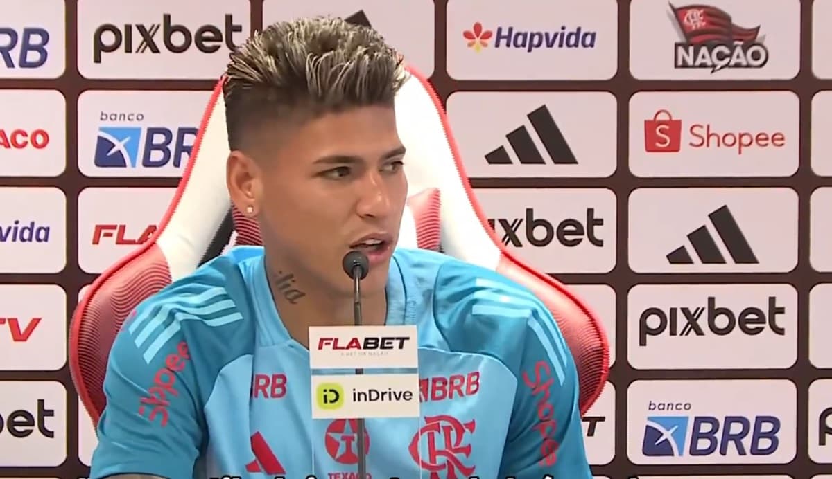 carrascal em entrevista coletiva de apresentação no flamengo