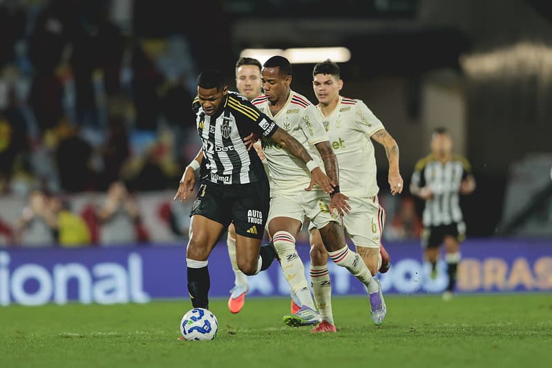 Wallace Yan tenta roubar a bola de Junior Santos em Flamengo x Atlético-MG