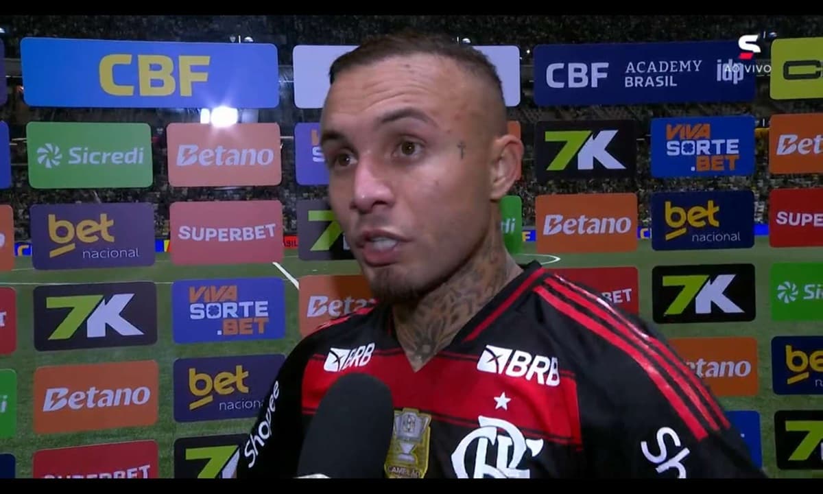 Everton Cebolinha concede entrevista no intervalo de Atlético-MG x Flamengo