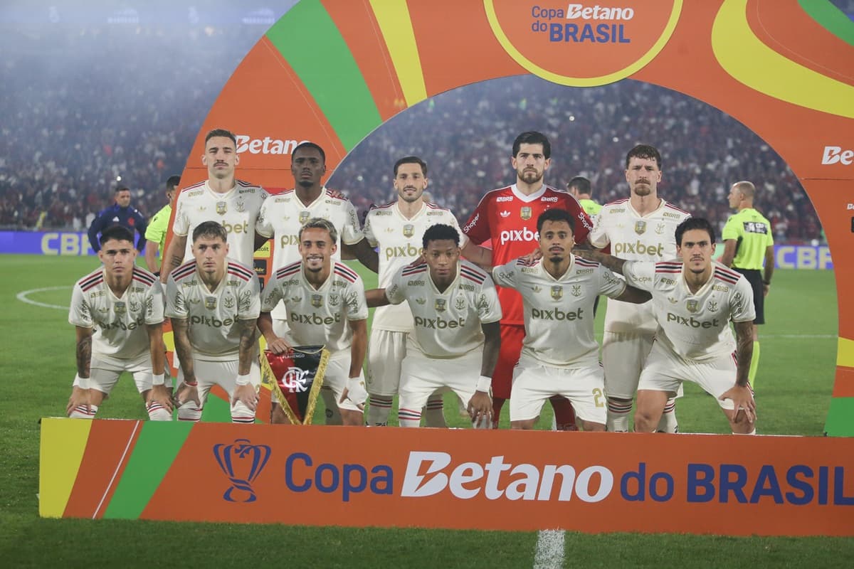 Equipe do Flamengo posa para foto de escalação antes de enfrentar Atlético-MG na Copa do Brasil