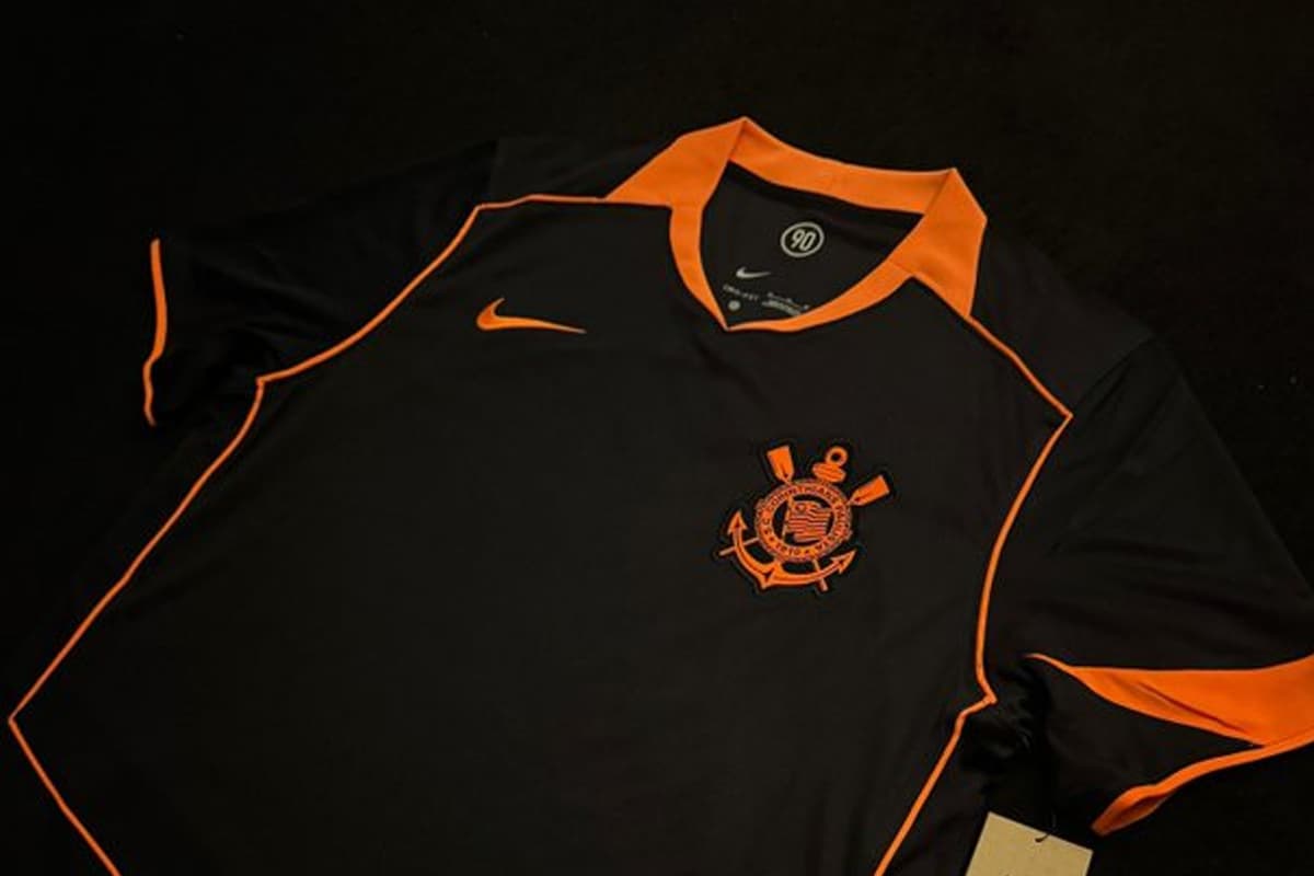Foto vazada na nova camisa 3 do Corinthians, com as cores preto e laranja