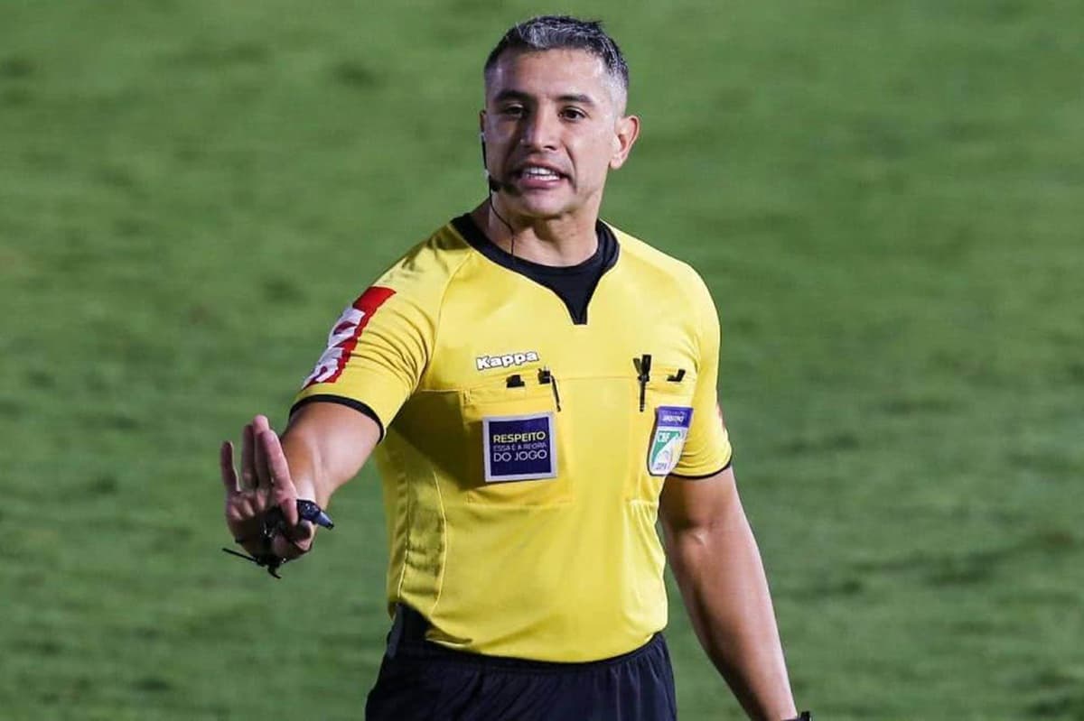 Felipe Fernandes de Lima aplica cartão amarelo durante jogo que apitou no futebol brasileiro