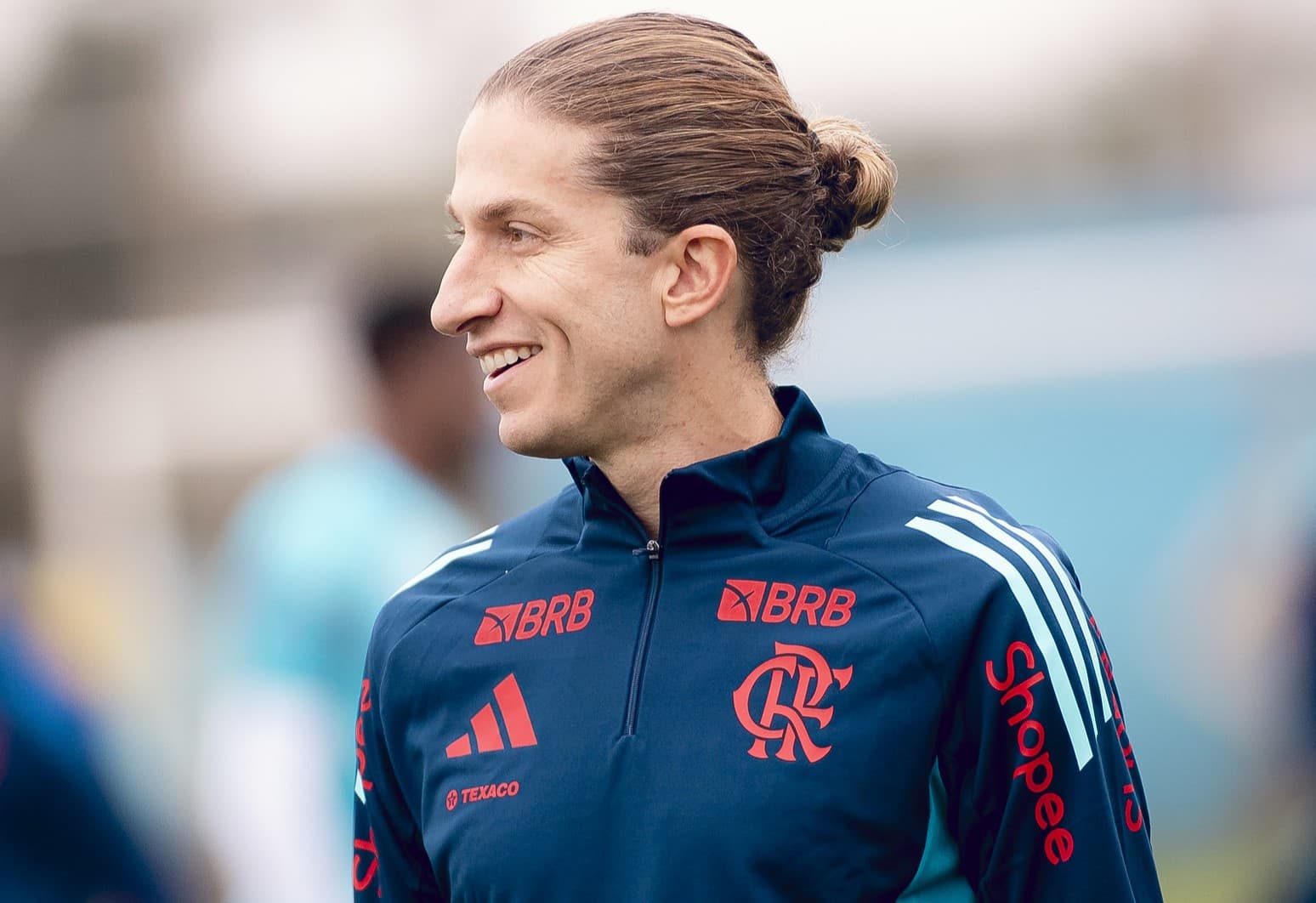 Filipe Luís sorri durante treinamento do Flamengo