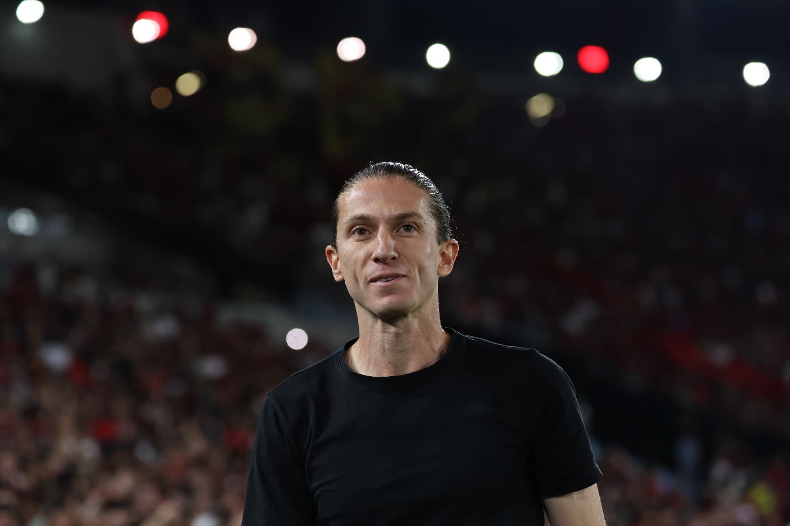 Filipe Luís com sorri na beira do campo do Maracanã antes de jogo do Flamengo