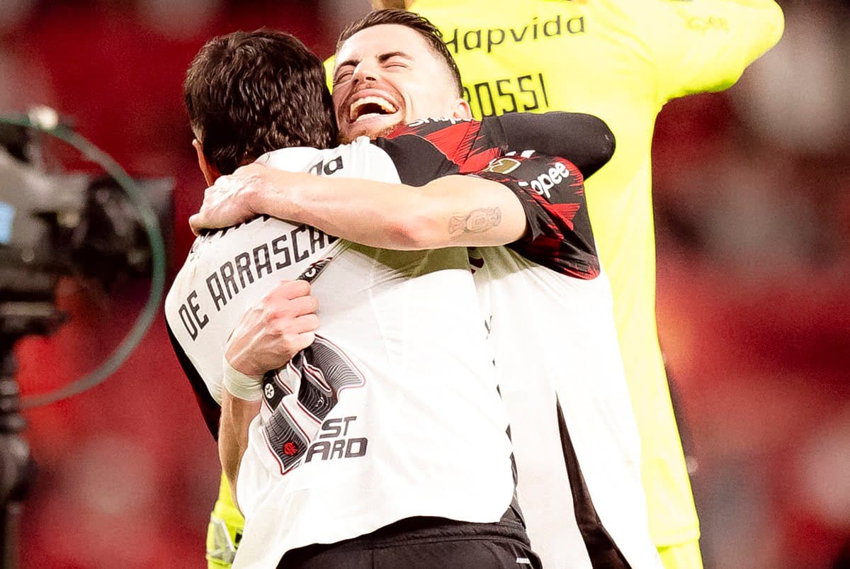 Arrascaeta e Jorginho se abraçam para comemorar classificação do Flamengo sobre o Inter na Libertadores