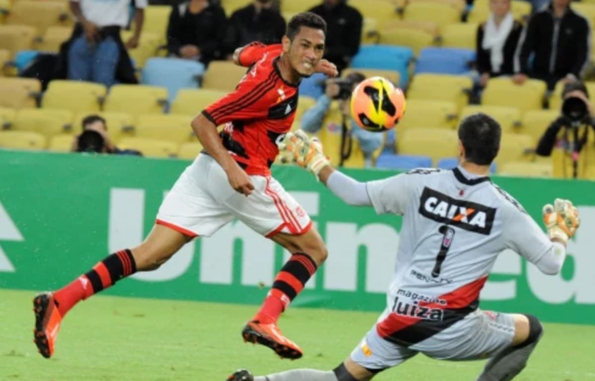 flamengo e vitória em jogo pelo brasileirão de 2013
