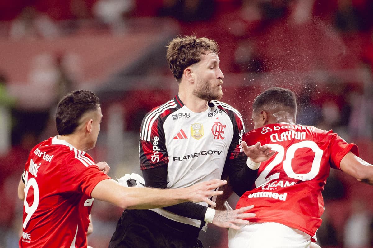 Léo Pereira, durante o jogo entre Flamengo x Internacional, disputando lance aereo contra Clayton e Borré, ambos do Internacional