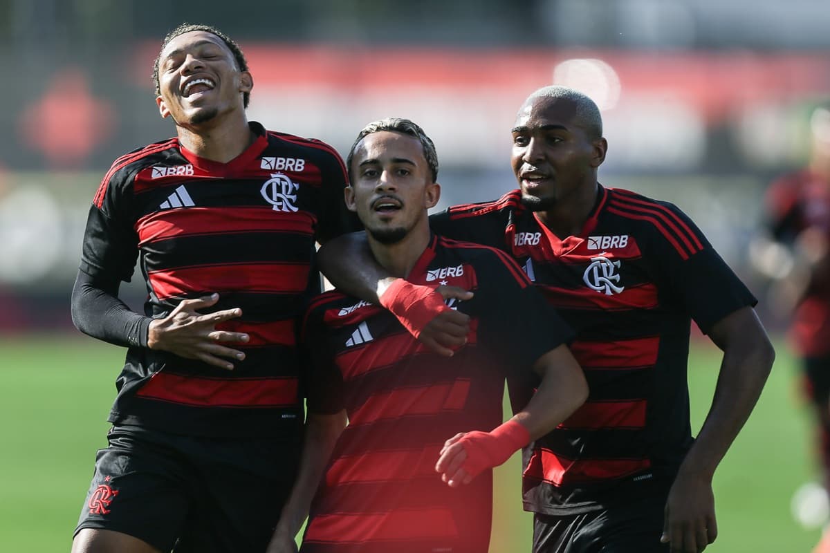 Jogadores do Flamengo Sub-20 comemoram um dos gols na goleada sobre o Bayer Leverkusen, da Alemanha