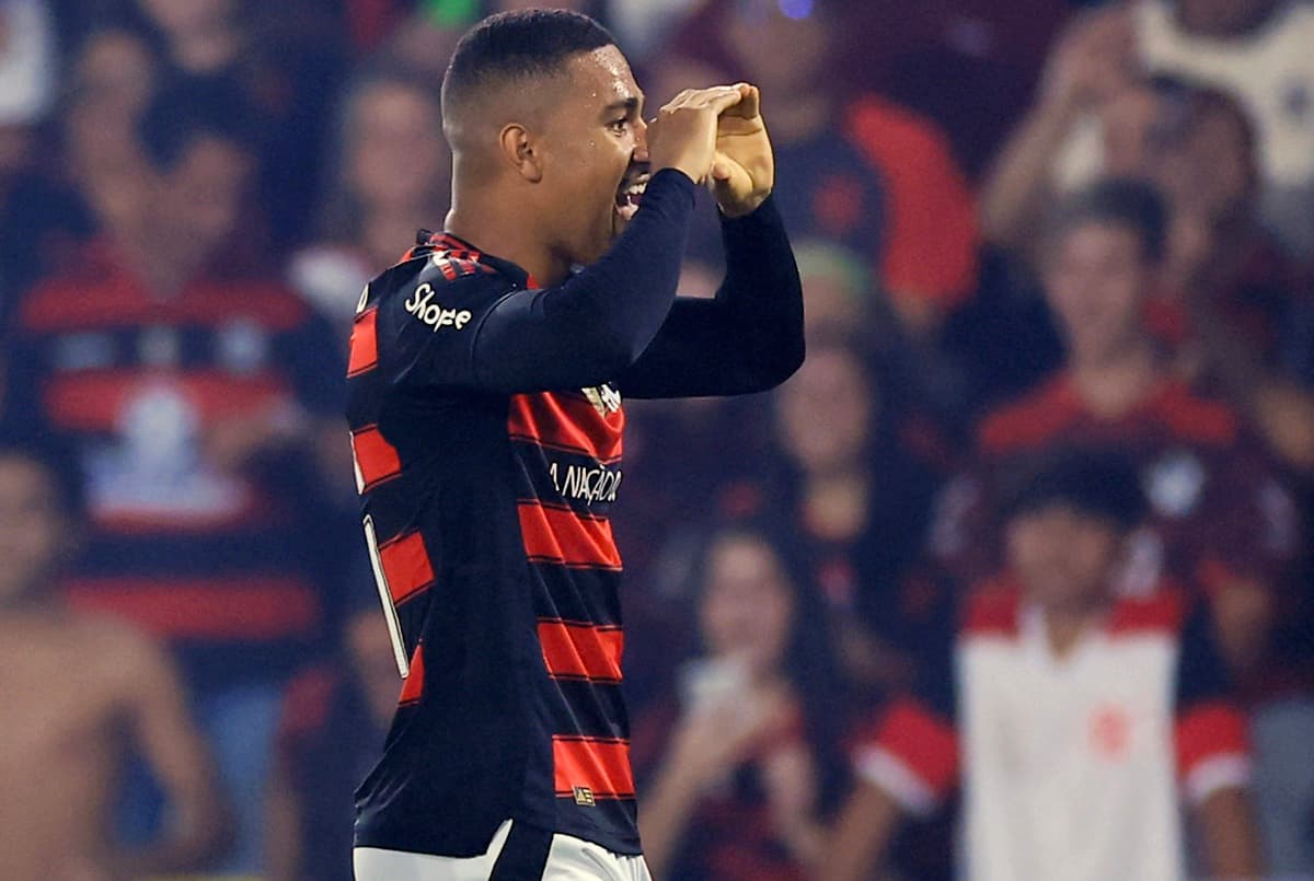 Samuel Lino faz coração e comemora primeiro gol com a camisa do Flamengo, marcado sobre o Vitória
