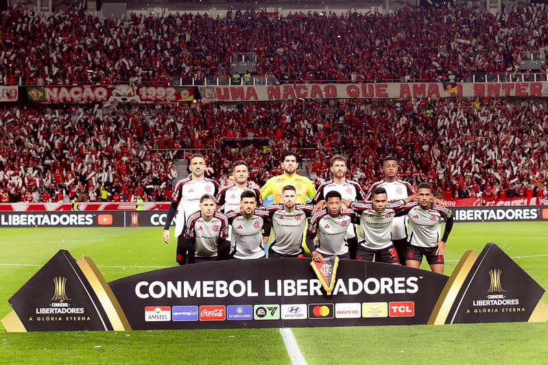 Time do Flamengo perfilado para a foto oficial antes de Internacional x Flamengo no Beira-Rio