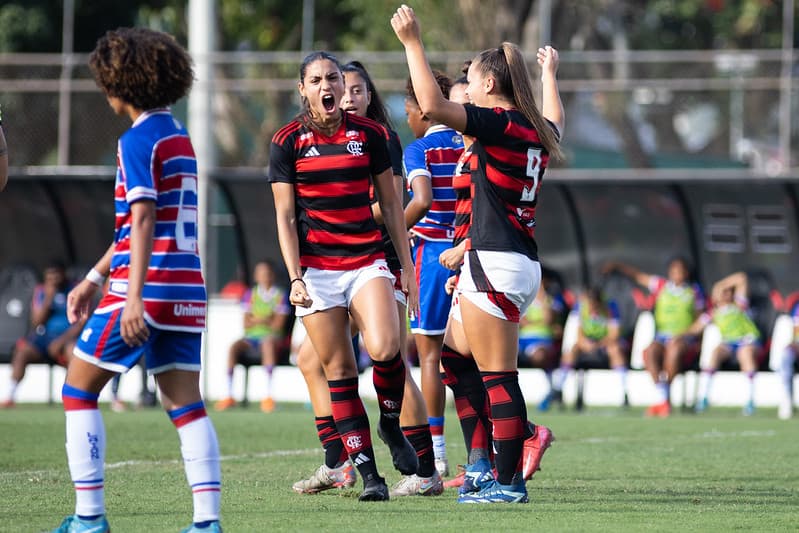 Jogadoras do Flamengo comemoram gol sobre o Fortaleza no Brasileirão Feminino Sub-20