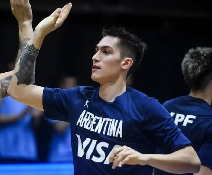 Franco Baralle cumprimenta companheiro em aquecimento da Seleção Argentina