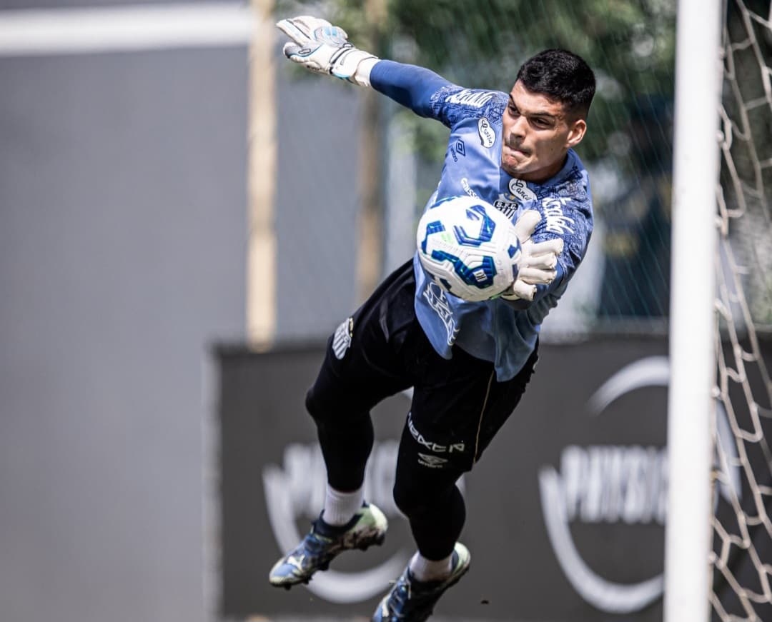 Gabriel Brazão em treino do Santos