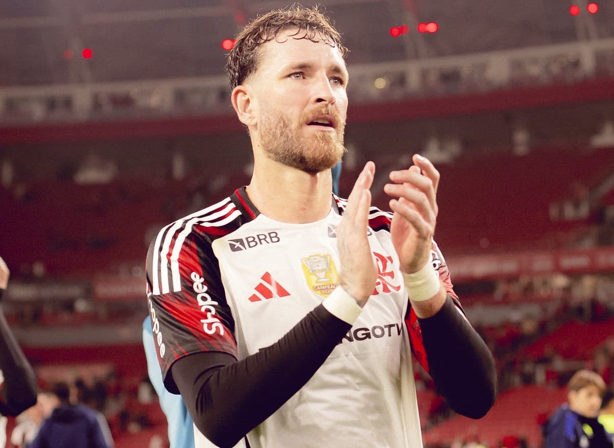 Léo Pereira aplaude torcida no Beira-Rio após vitória do Flamengo sobre o Internacional