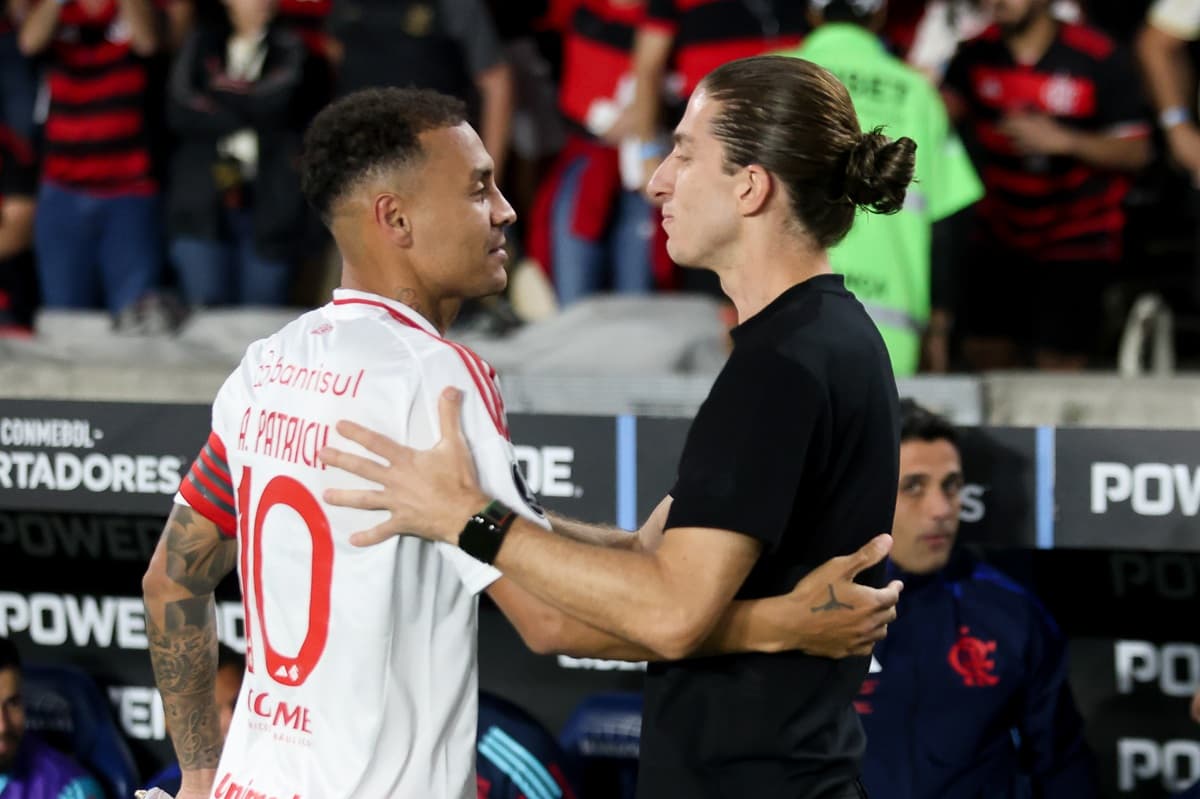 Filipe Luís cumprimenta Alan Patrick antes de jogo entre Flamengo e Internacional