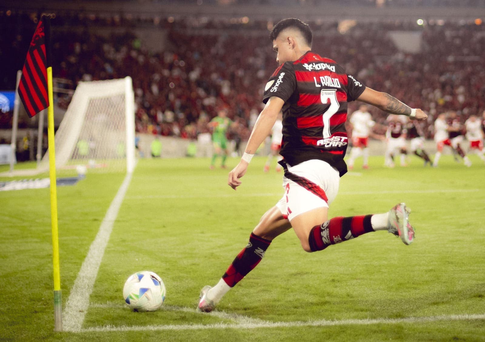 Luiz Araújo cobra escanteio que gerou assistência para Bruno Henrique no Flamengo x Internacional da Libertadores no Maracanã