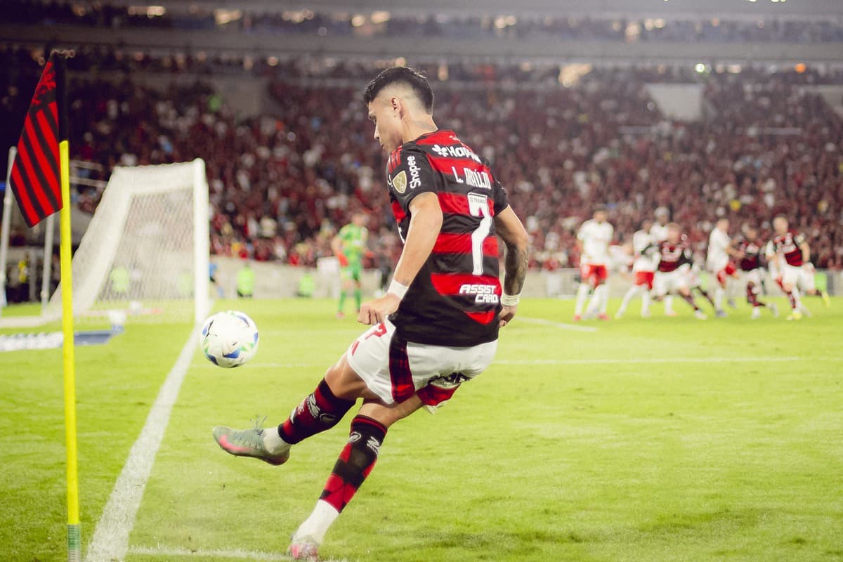 Luiz Araújo cobrando escanteio no Maracanã em Flamengo x Internacional.jpg