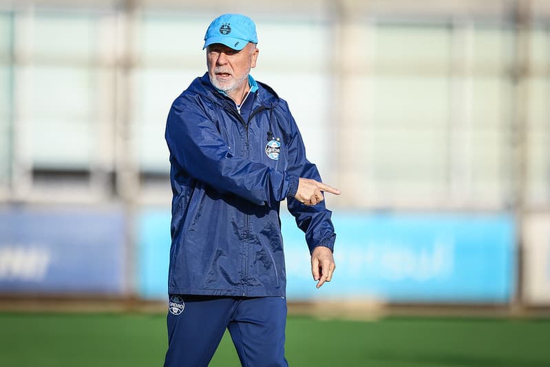 Mano Menezes em treino do Grêmio