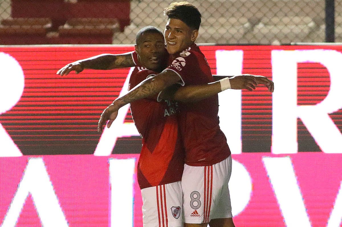 De la Cruz e Carrascal se abraçam em comemoração de gol do River Plate