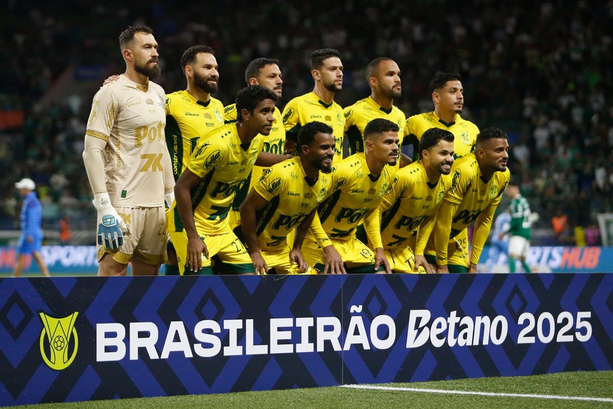 Mirassol posa para foto antes de jogo contra o Palmeiras, no Brasileirão