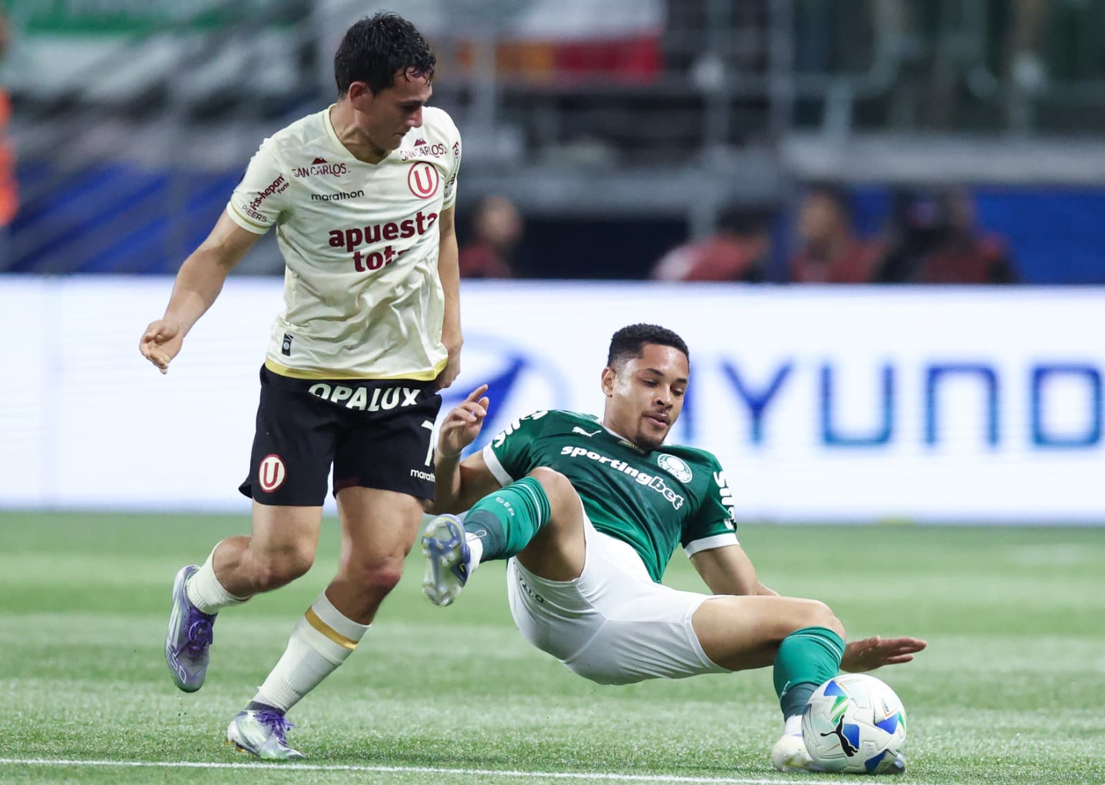 Velez do Universitario e Vitor Roque do Palmeiras lutam pela bola durante uma partida da Copa CONMEBOL Libertadores 2025 entre Palmeiras e Universitario no Allianz Parque em 21 de agosto de 2025 em São Paulo, Brasil.