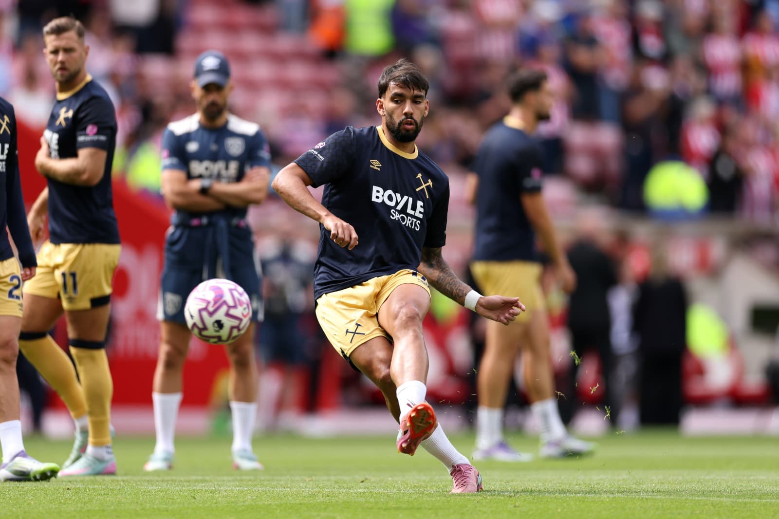 Lucas Paquetá, do West Ham United, atira durante o aquecimento antes da partida da Premier League entre Sunderland e West Ham United no Stadium of Light em 16 de agosto de 2025 em Sunderland, Inglaterra.