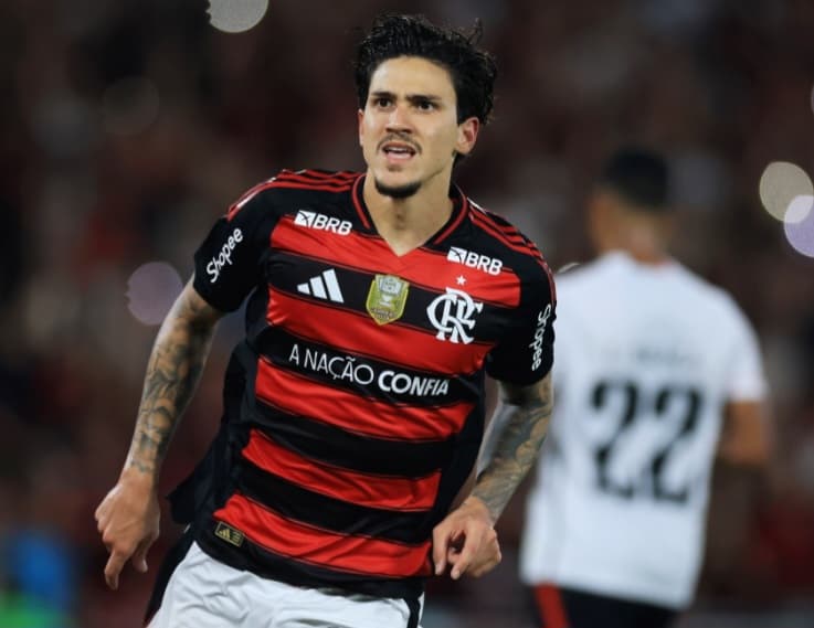 Pedro corre para comemorar gol pelo Flamengo contr